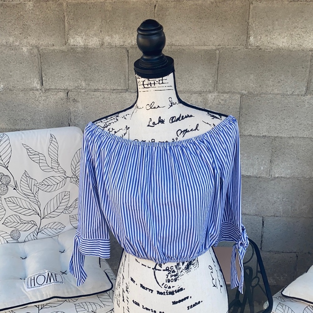 (Pre-owned) Striped Off the shoulder Top